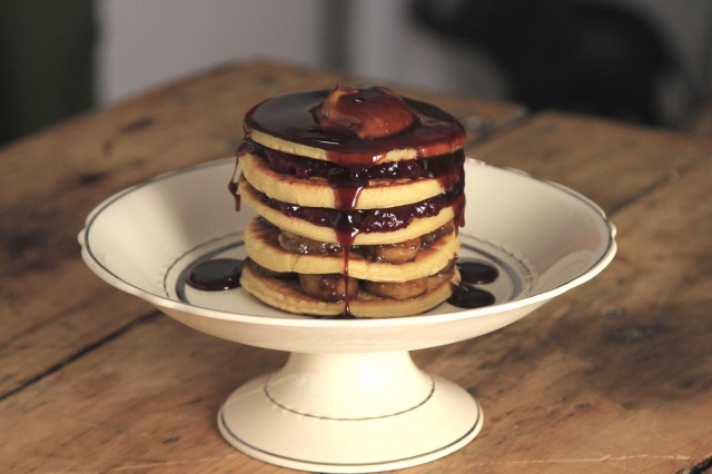 Pancakes con bananas caramelizas y mermelada de frutos rojos