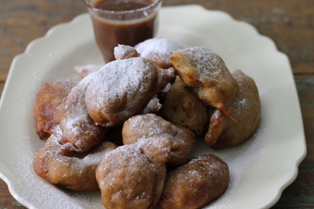Buñuelos de banana con salsa de chocolate y menta