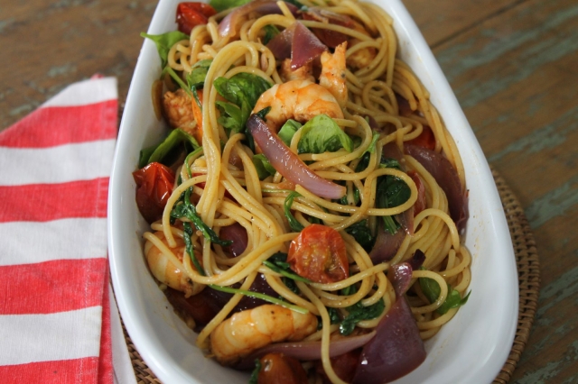 Salteado de pasta con langostinos y rucula