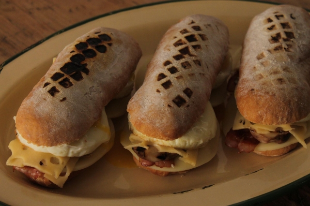 Sándwich tibio de queso gruyere, huevo, panceta y champignones