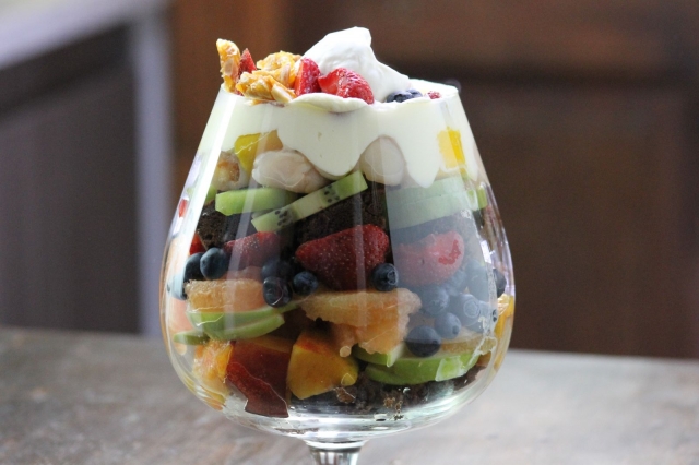 Triffle de frutas, helado y crema