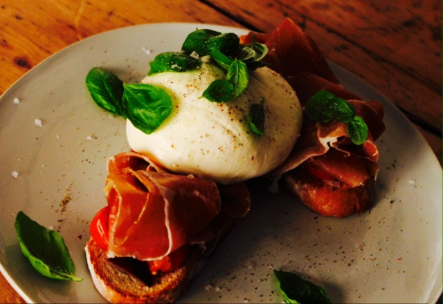 Burrata con jamón crudo y tomates asados